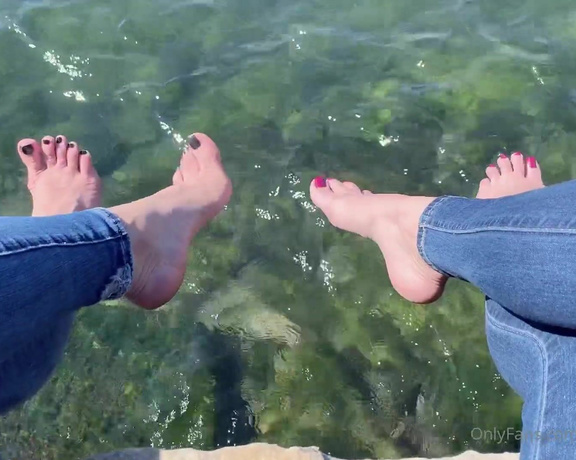 Sweetfeet2018 aka Sweetfeetfans OnlyFans - Me on the right and champagnesoles on the left happy Saturday XOXO  J onlyfanscomchampagnesoles