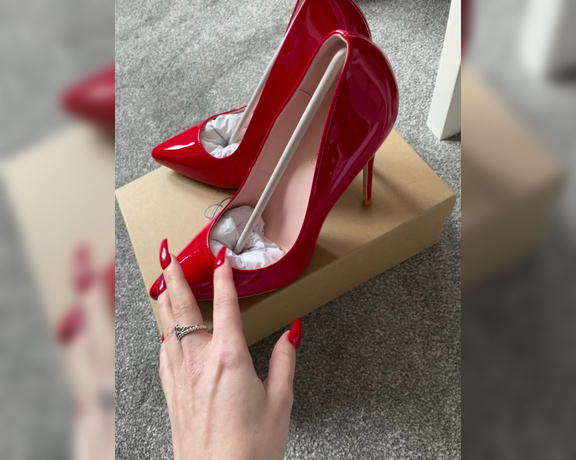 The Queen of Sole aka Missesdiscreets OnlyFans - Look how sexy My new shoes are