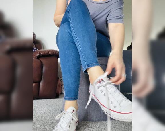 The Queen of Sole aka Missesdiscreets OnlyFans - Watch me dangle my shoe and tease you with my stinky soles