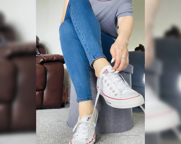 The Queen of Sole aka Missesdiscreets OnlyFans - Watch me dangle my shoe and tease you with my stinky soles