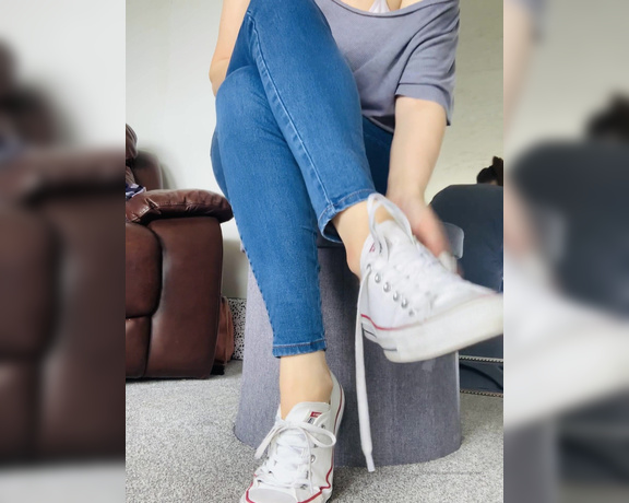 The Queen of Sole aka Missesdiscreets OnlyFans - Watch me dangle my shoe and tease you with my stinky soles