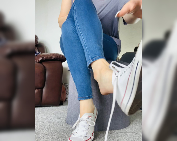 The Queen of Sole aka Missesdiscreets OnlyFans - Watch me dangle my shoe and tease you with my stinky soles