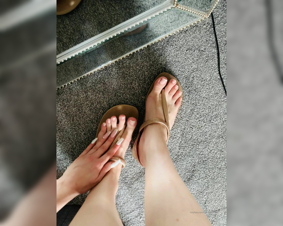The Queen of Sole aka Missesdiscreets OnlyFans - Watch me show off my pretty toes 1