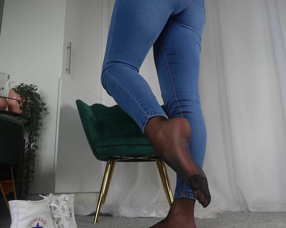 The Queen of Sole aka Missesdiscreets OnlyFans - Hightop Converse, Black reinforced nylons, Skinny blue jeans and a low cut black top SEXY AF! 3