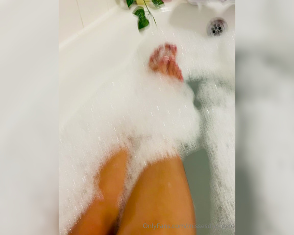 The Queen of Sole aka Missesdiscreets OnlyFans - Loving My sexy new nails they look extra sexy when wet and soapy Have you sent towards them y 2