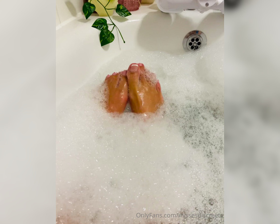 The Queen of Sole aka Missesdiscreets OnlyFans - Loving My sexy new nails they look extra sexy when wet and soapy Have you sent towards them y 2