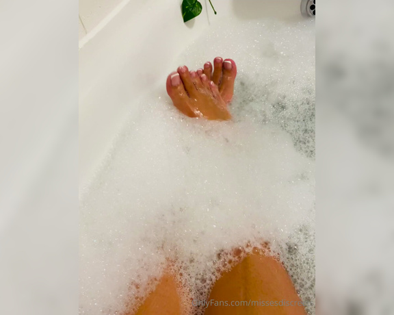 The Queen of Sole aka Missesdiscreets OnlyFans - Loving My sexy new nails they look extra sexy when wet and soapy Have you sent towards them y 2