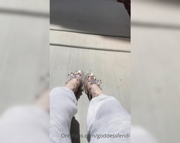 Fendi Feet aka Goddessfendi OnlyFans - Taking a break from cleaning the house to let these pretty yellow toes get some sunshine Now I need