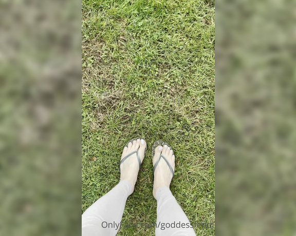 Fendi Feet aka Goddessfendi OnlyFans - Went for a little walk in my friends yard this morning
