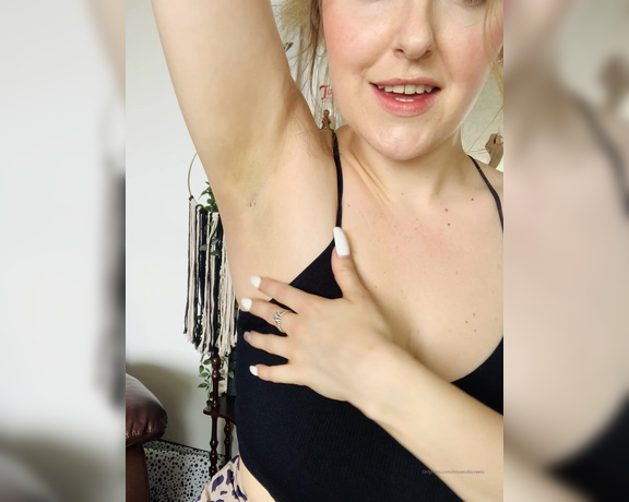 The Queen of Sole aka Missesdiscreets OnlyFans - So sweaty today especially my armpits Want a sniff my Armpit slut 3