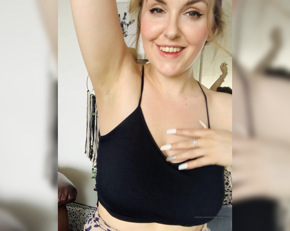 The Queen of Sole aka Missesdiscreets OnlyFans - So sweaty today especially my armpits Want a sniff my Armpit slut 3