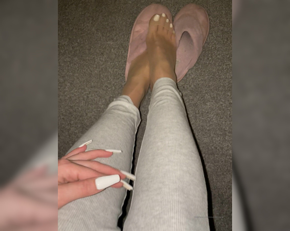 The Queen of Sole aka Missesdiscreets OnlyFans - Pantyhose under My gym leggings, you can just imagine the sweat and the smell 1