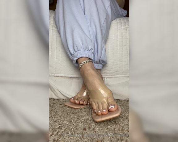 Fendi Feet aka Goddessfendi OnlyFans - Pretty ass toes for your toesday! I love teasing men in public Take me on a date and let me stroke