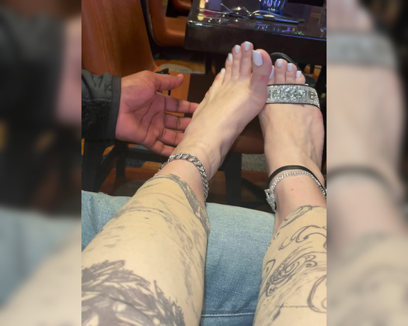 Fendi Feet aka Goddessfendi OnlyFans - Take my shoes off and suck my toes at the restaurant! It was late and not many people around but the