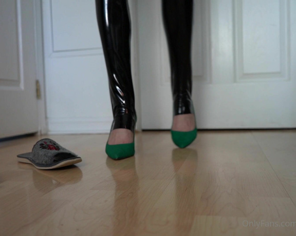 Toetally Devine aka Toetallydevine OnlyFans - Black PVC stirrup leggings w green pumps