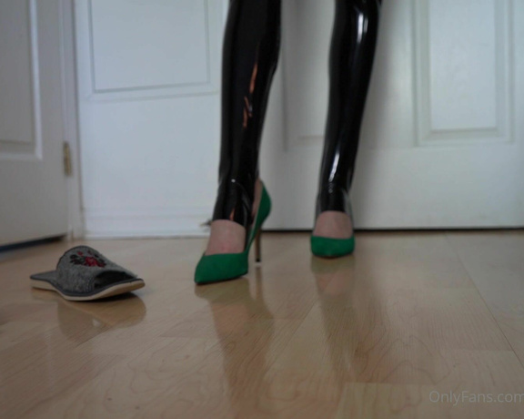 Toetally Devine aka Toetallydevine OnlyFans - Black PVC stirrup leggings w green pumps