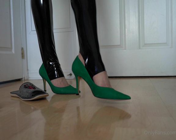 Toetally Devine aka Toetallydevine OnlyFans - Black PVC stirrup leggings w green pumps