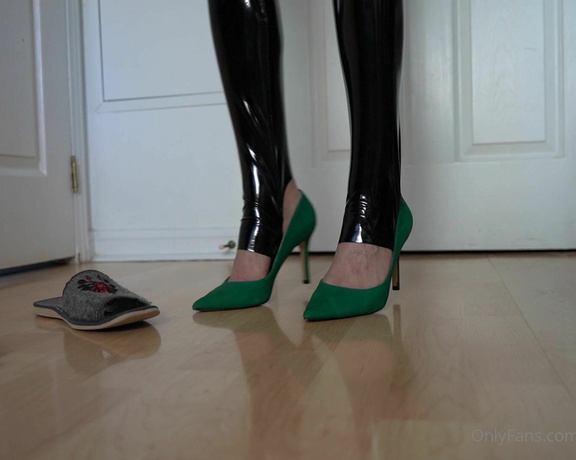 Toetally Devine aka Toetallydevine OnlyFans - Black PVC stirrup leggings w green pumps