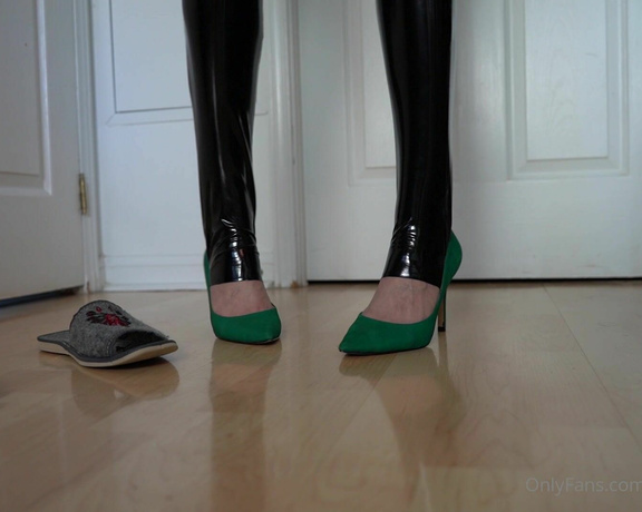 Toetally Devine aka Toetallydevine OnlyFans - Black PVC stirrup leggings w green pumps