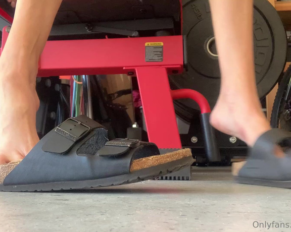 Gia Hottest aka giaglows OnlyFans - 03-28-2023 - Birk play in between deadlift sets! My puppies were sweaty