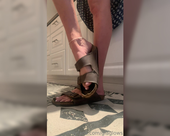 Gia Hottest aka giaglows OnlyFans - 02-28-2023 - Don’t you get excited when you see sweaty, old Birks and pretty feet! I do After