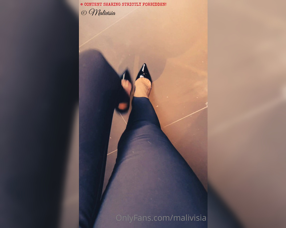 Malivisia aka malivisia OnlyFans - 02-23-2022 - Don’t you think a hotel room, a white bed and black patent Louboutin SoKate 120 are