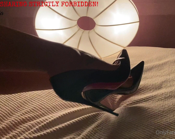 Malivisia aka malivisia OnlyFans - 01-18-2022 - Relax, watch my Louboutin SoKate and feel your heartbeat