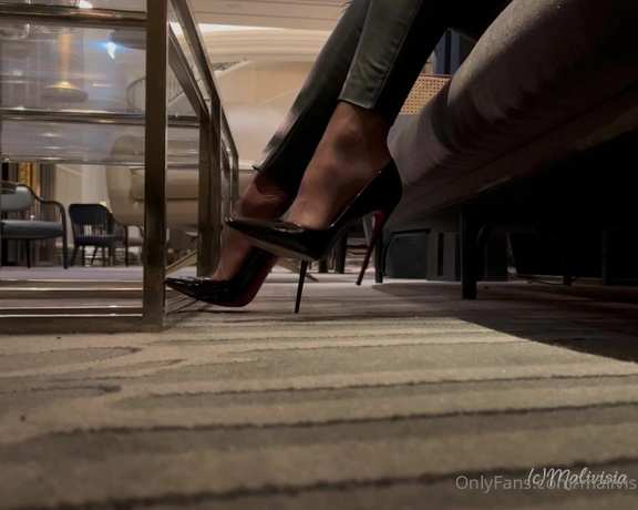 Malivisia aka malivisia OnlyFans - 03-05-2023 - Follow me to the Ritz Carlton bar and be very close to my feet with Louboutin