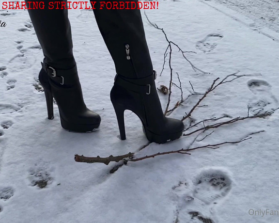 Malivisia aka malivisia OnlyFans - 01-23-2022 - Follow me for some romantic moments with my older Gianmarco Lorenzi GML boots through the snow