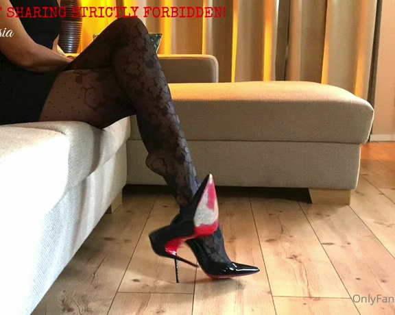 Malivisia aka malivisia OnlyFans - 10-11-2022 - Enjoy a relaxed moment close to my feet when I wear nylons and my Louboutin SoKate!