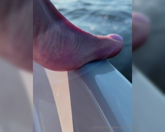 Malivisia aka malivisia OnlyFans - 09-09-2023 - Imagine the soft sensation of my feet touching the water, as the sun sets in the