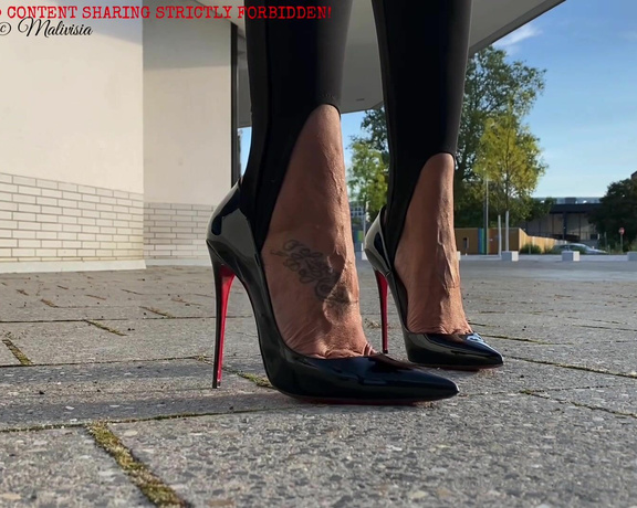 Malivisia aka malivisia OnlyFans - 10-02-2021 - Fashion shooting at Philharmonie Berlin with Louboutin SoKate 120 black patent #2camshoot