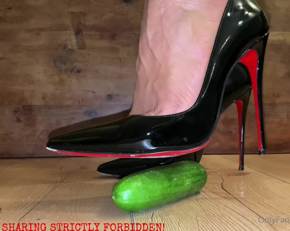 Malivisia aka malivisia OnlyFans - 03-10-2022 - Watch this green cucumber cum under my Louboutin SoKate 120 black patent