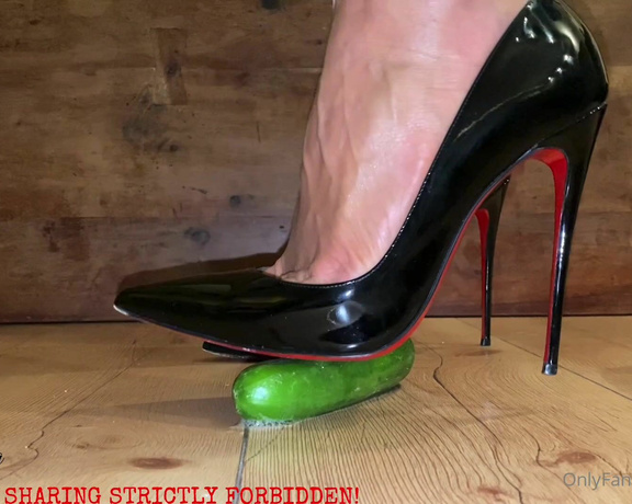 Malivisia aka malivisia OnlyFans - 03-10-2022 - Watch this green cucumber cum under my Louboutin SoKate 120 black patent