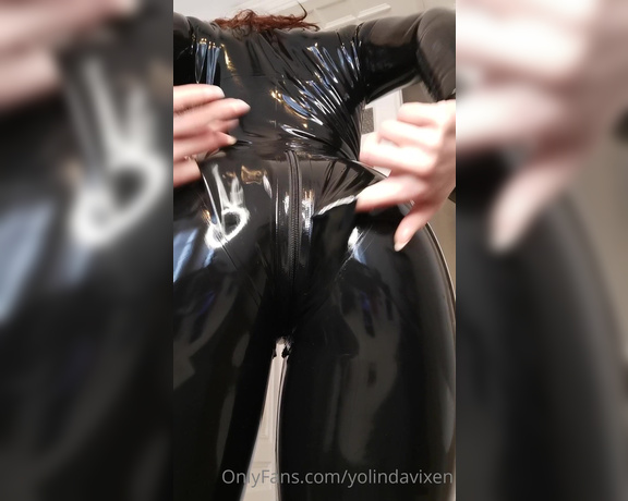 Yolinda Vixen aka yolindavixen OnlyFans - 04-23-2021 - Goodmorning my dirty latex lovers, Its ass worship Friday! I really need a sub to shine