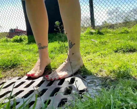 CatPrincess aka catprincessfeet OnlyFans - 05-17-2024 - Walking barefoot in grass, summer dress, flip flops tease, Hungarian size 9 milf feet, shiny red