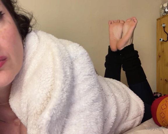 CatPrincess aka catprincessfeet OnlyFans - 02-02-2024 - The Pose tease, face and feet, scrunched and crossed soles, red polished long toes, foot fetish