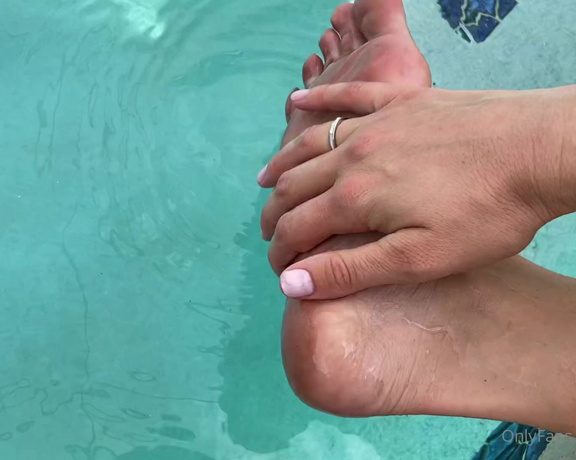 Ivory Soles aka ivorysoles OnlyFans - 10-08-2021 - My feet got all dirty after an oily soles shoot and I had to wash them