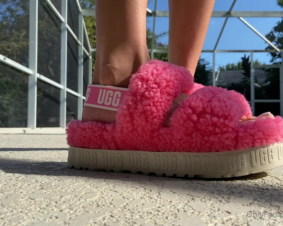 Ivory Soles aka ivorysoles OnlyFans - 10-03-2021 - Modeling these obnoxious in the best way possible slippers! Let’s start with the sheep skin fur