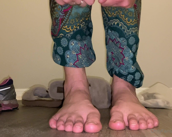 Ivory Soles aka ivorysoles OnlyFans - 11-03-2022 - Slave M is the lucky buyer of my first foot slave subscription Box These smelly socks,