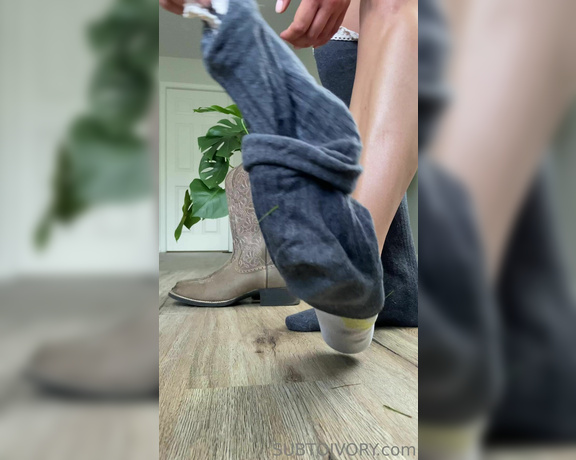 Ivory Soles aka ivorysoles OnlyFans - 08-24-2023 - Mowed my lawn in these boots & double socks enjoy the sweaty sock strippp Neither