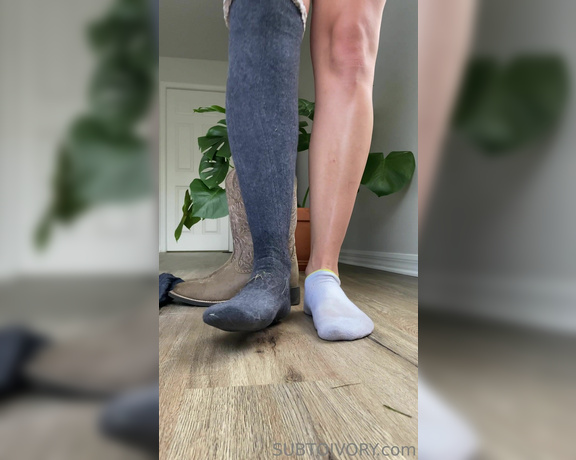 Ivory Soles aka ivorysoles OnlyFans - 08-24-2023 - Mowed my lawn in these boots & double socks enjoy the sweaty sock strippp Neither