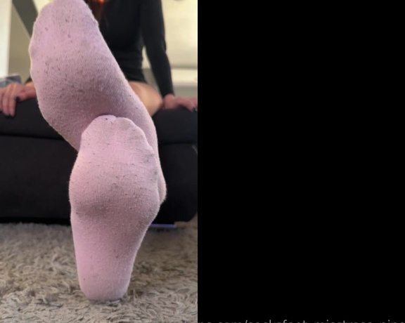 SocksFeet_Misstress_Nina aka socksfeet_misstress_nina OnlyFans - 09-23-2023 - Sweaty and smelly come here and enjoy it!