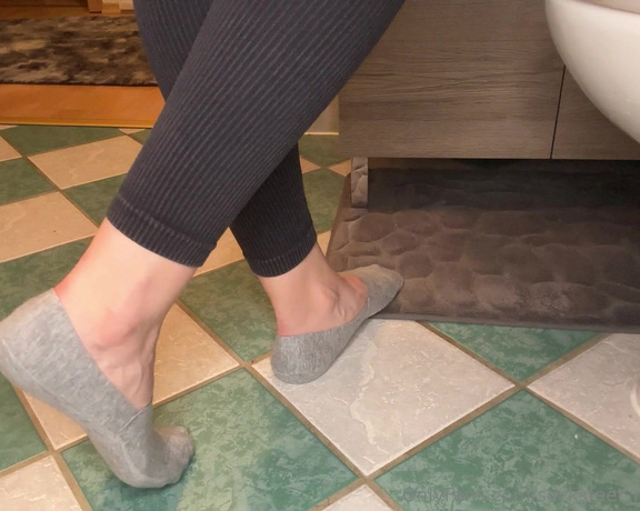 SocksFeet_Misstress_Nina aka socksfeet_misstress_nina OnlyFans - 07-27-2024 - V138 Bath cleaning Part 2  Converse shoes and grey socks How would you like it if