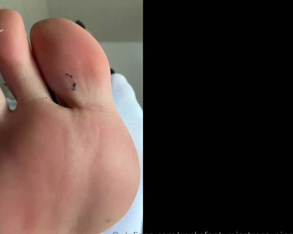 SocksFeet_Misstress_Nina aka socksfeet_misstress_nina OnlyFans - 03-14-2024 - Do you like your mistresss sweaty and smelly socks Come on, I want you to desire