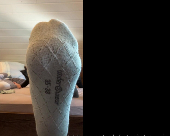 SocksFeet_Misstress_Nina aka socksfeet_misstress_nina OnlyFans - 08-09-2024 - Do you dare to lie down on the edge of my bed and inhale the smell