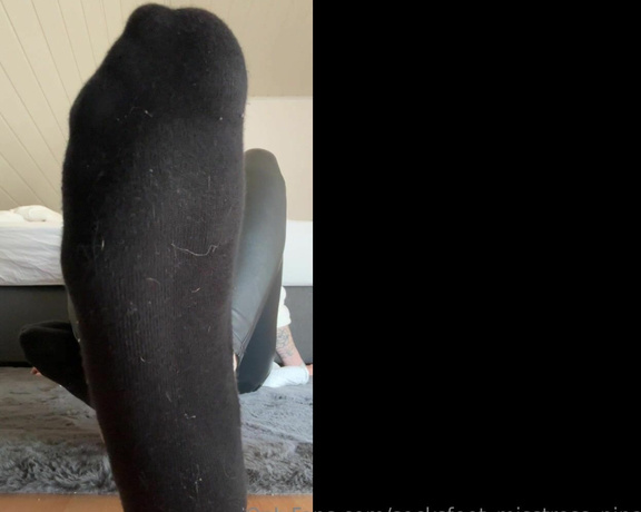 SocksFeet_Misstress_Nina aka socksfeet_misstress_nina OnlyFans - 04-10-2024 - Do you want to know how much my feet smell Come here and take a smell!