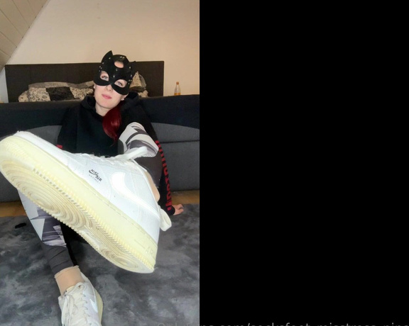 SocksFeet_Misstress_Nina aka socksfeet_misstress_nina OnlyFans - 11-24-2023 - That smell of my nylons and the sweat was pretty good Take a breeze, enjoy it