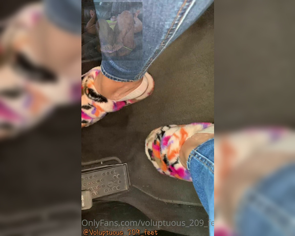 Voluptuous209feet aka voluptuous_209_feet OnlyFans - 10-11-2020 - Some pedal pumping with my fluffy ugg sandals