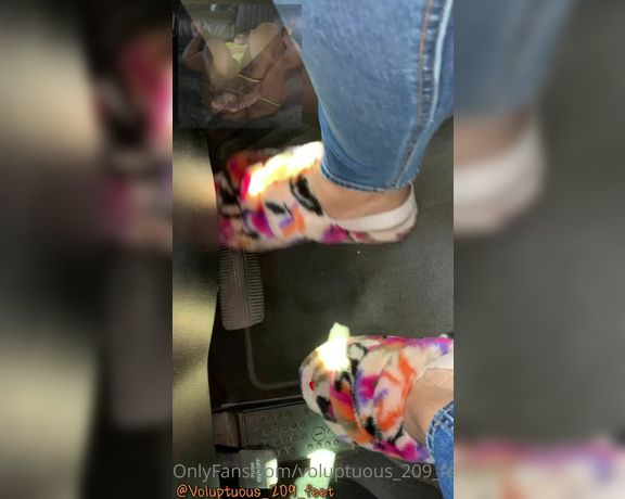 Voluptuous209feet aka voluptuous_209_feet OnlyFans - 10-11-2020 - Some pedal pumping with my fluffy ugg sandals